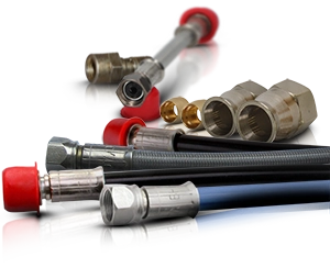 Tubi freno con tappi rossi e connessioni metalliche abbinate su sfondo bianco.